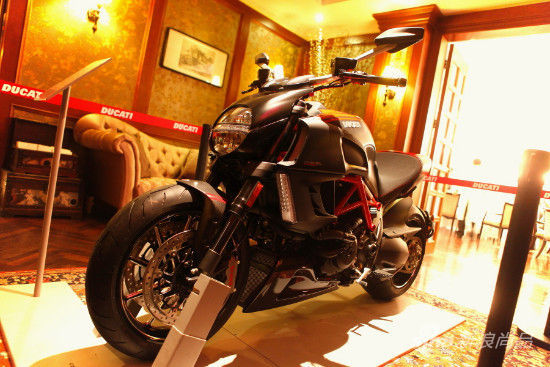 赞助商杜卡迪品牌现场陈列了复古限量版摩托车，引得嘉宾们连连驻足