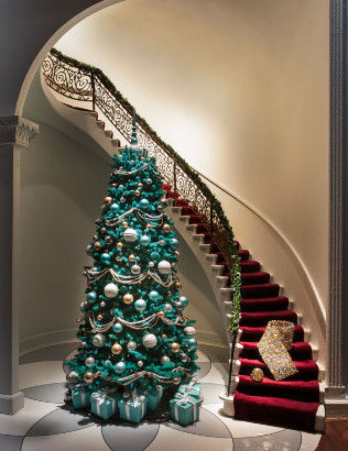 门厅中央一颗纤巧的圣诞树闪闪发光