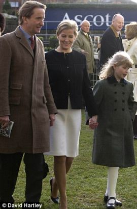 继承人露易丝女爵同父亲爱德华王子和母亲苏菲王妃在阿斯科特赛马会上