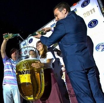 世界上最大的香槟杯