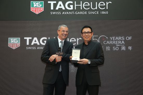 TAG Heuer全球总裁Jean-Christophe Babin向著名影星陈道明先生赠予Carrera Herritage腕表