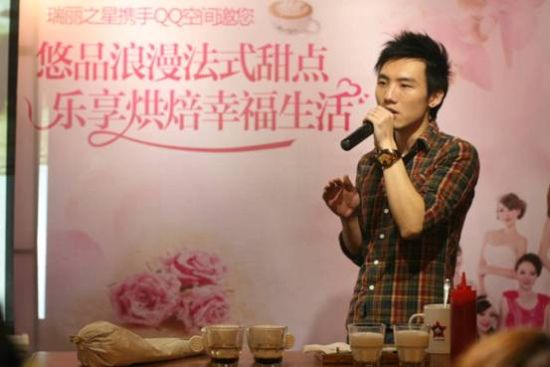 《上海电视》美食课堂专栏作家、《时代报》“下厨房”特约作家鱼菲向大家讲解了咖啡的文化及历史