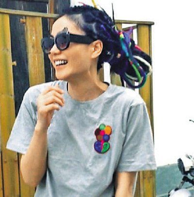 王菲小长假搞怪造型 似妙龄少女