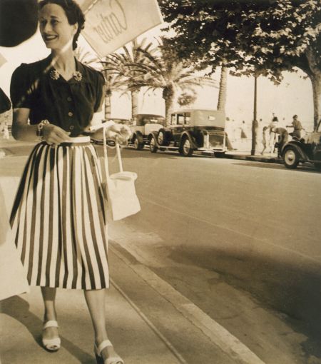 　　图1：温莎公爵夫人于戛纳卡地亚精品店前，1938年