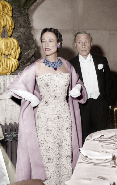 　　图7：温莎公爵夫人佩戴“围兜”项链，Chateau de Versailles晚宴，1953年