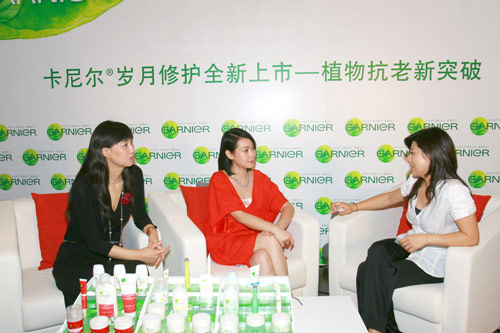 卡尼尔抗衰老岁月修护系列新品访谈会：刘若英、美容专家张晓梅(左)、主持人陈蕾(右)在访谈中
