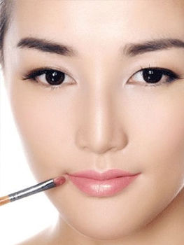 粉红柔光的唇色