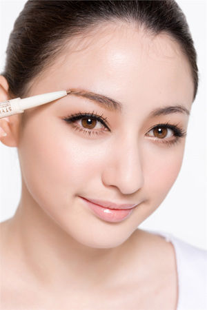 将眉型框好再开始填补空隙