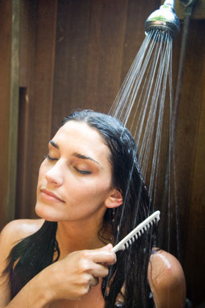 将头发污垢清洗干净的洗头密技