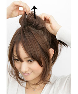 Step3：把头发拧成螺旋状后扎入发结