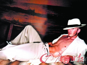 贝克汉姆位列全球性感男人最新排行榜第二，但网友表示小贝之所以会输给卷福，还是因为现在正是《神探夏洛克》当红之时