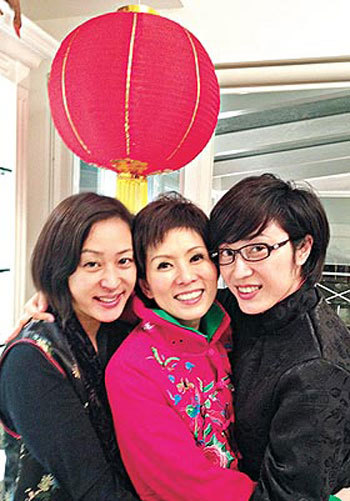 今年初娟妹(中)出院后与好友陈法蓉(左)和黎美娴一起吃团年饭(资料图)