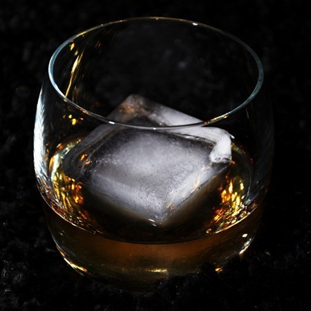 威士忌的冰块饮法(on the rocks)，图片来源：fd