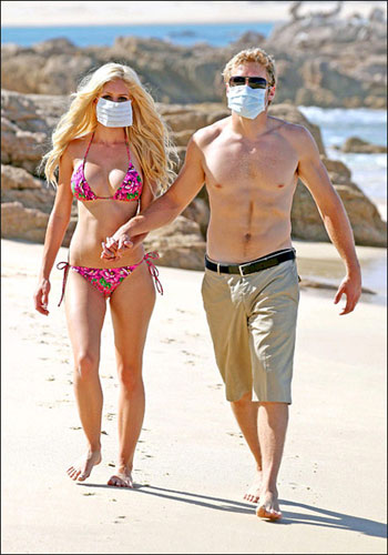 明星海蒂-蒙塔格和自己的老公带口罩度蜜月