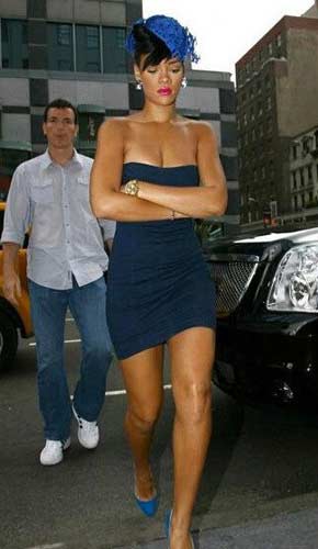 蕾哈娜也身着蓝色抹胸迷你裙登场