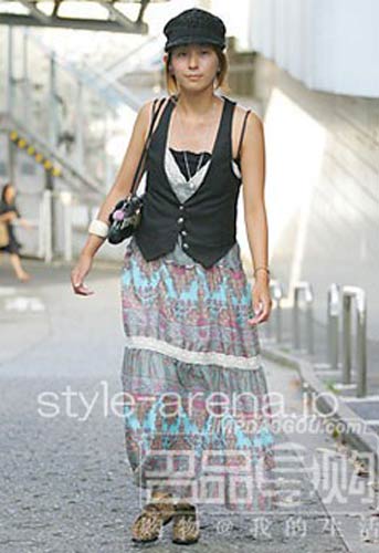 组图:日本街头美女追捧单肩包