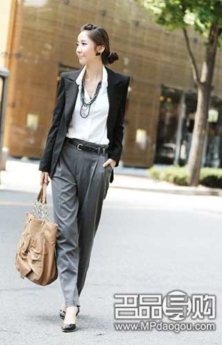 西服裤装是职场女性的首选，束腰配搭带腰带款的