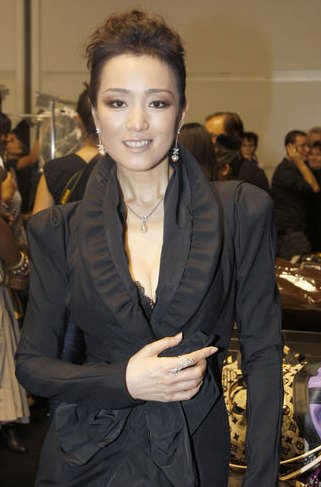 巩俐身着该品牌2009秋冬最新黑色毛料裙装