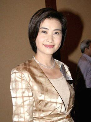 浅金色不仅能衬托高贵的气质，还能适当提亮肤色