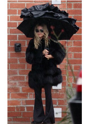 皮草大衣和雨伞都非常华丽