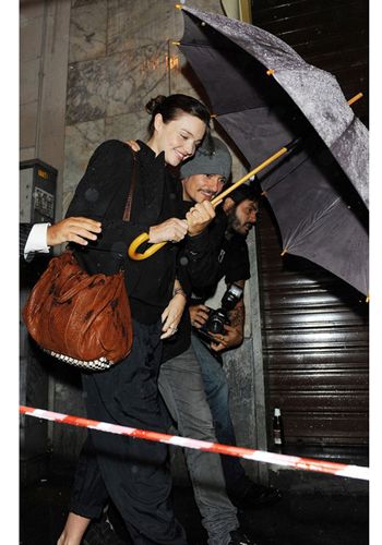 两人同撑一把伞真是幸福极了