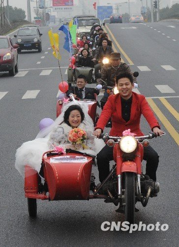 浙江小伙骑三轮摩托娶媳妇(图)