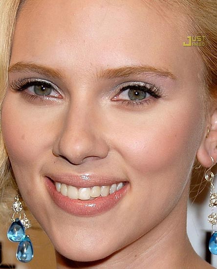 性感女神斯佳丽-约翰逊擦鼻涕纸卖了三万六(图