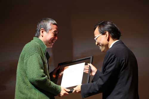 张同�b为设计师安尚秀颁发2009年icograda教育奖