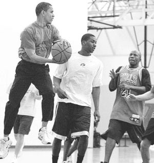 奥巴马的高级私人助手里吉-拉夫陪他打篮球 奥巴马的高级私人助手里吉-拉夫陪他打篮球