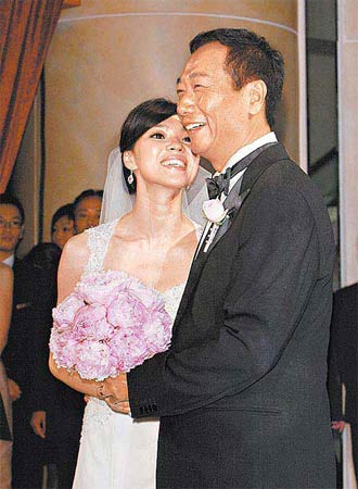 曾馨莹与郭台铭2008年7月结婚