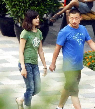 姜文混血女儿姜一郎(左)逛街