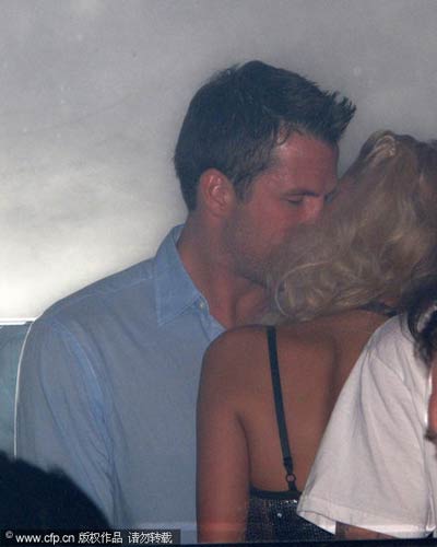 希尔顿与男友夜店湿吻 醉酒登桌开心热舞