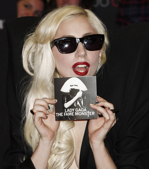 Lady GaGA签售新专辑 烈焰红唇配夸张垫肩装