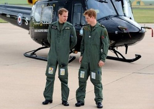 威廉王子完成直升机驾驶培训 领先哈里王子一