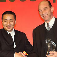 于天宏先生为宝马颁布年度艺术赞助奖