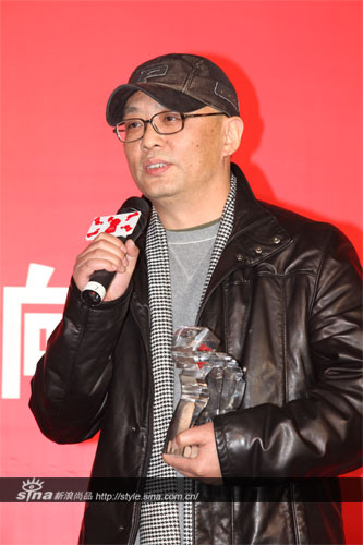 艺术家张晓刚上台领年度艺术机构奖