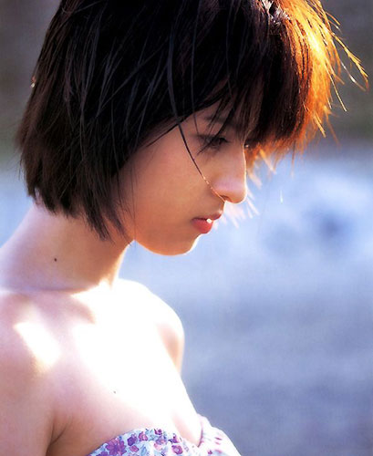 组图:仲根霞18岁初露性感