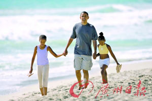 奥巴马陪两个女儿一起在沙滩漫步