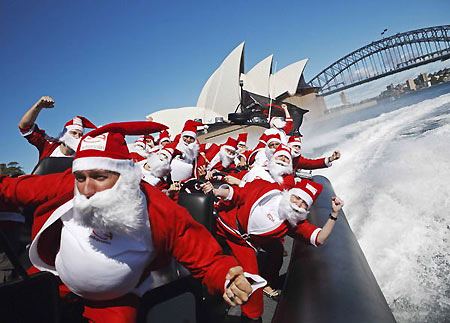 “圣诞老人”乘坐快艇在澳大利亚的悉尼港畅游