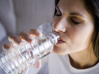 每天喝不够6杯水