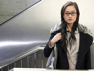 单肩包诱发颈椎病 警惕包包的款式影响健康