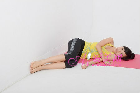 腿挂墙上、结束起身时的动作都一样