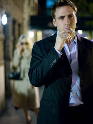 烟灰很长却不以为意的男人非常谨慎