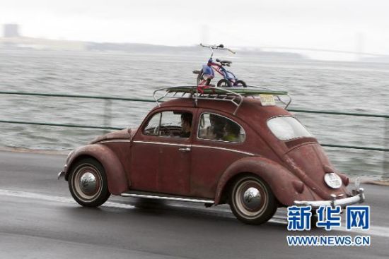 8��22�գ�������ŦԼ�ܶ�����һ�����˴�չ������ү�����߹���