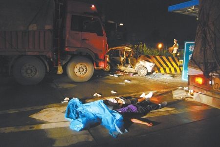 奥拓逼抢大货车 两男子当场被撞身亡