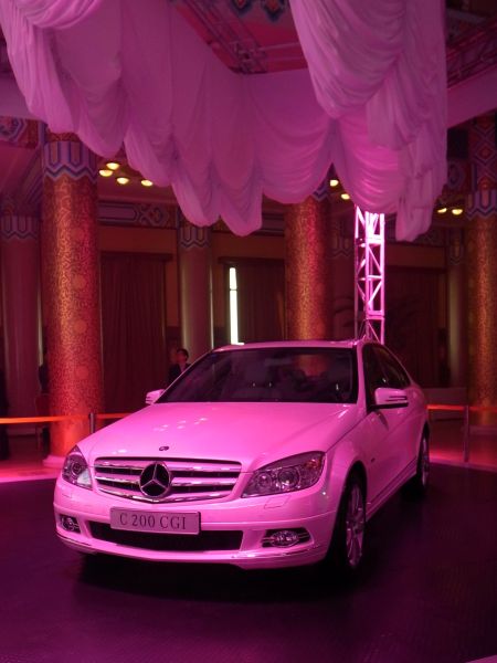 北京奔驰与玫琳凯签约并交付粉红色C级车