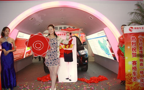 圖為畢暢現(xiàn)場(chǎng)傾情表演 圖為畢暢現(xiàn)場(chǎng)傾情表演