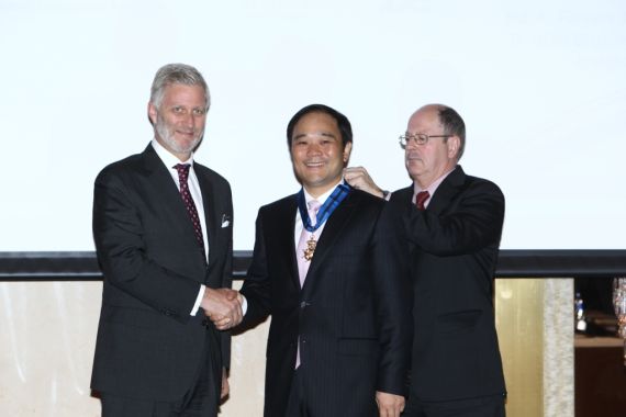 比利时王储为李书福颁发“利奥波德勋章”