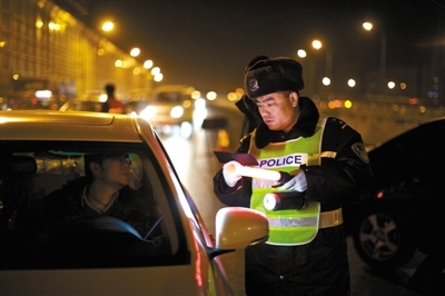 21日，东城区交警大队夜查小分队在高架桥上设置关卡查处违规车辆。