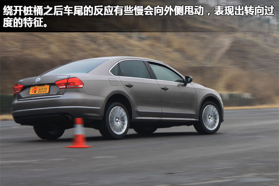 绕过桩桶之后会出现转向过度的现象